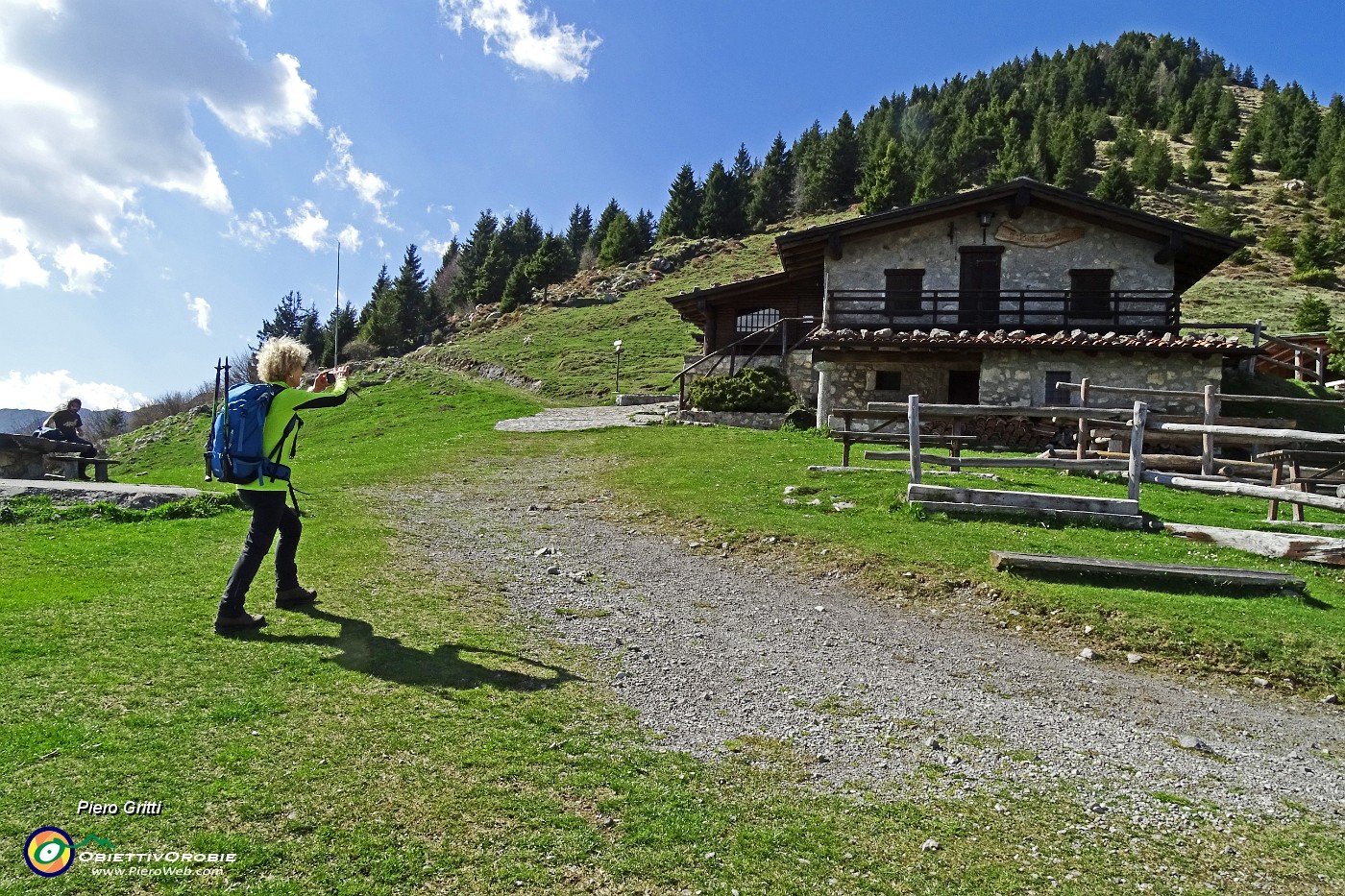 26 Baita Cornetto (1526 m) con Monte Cornetto (1786 m).JPG -                                